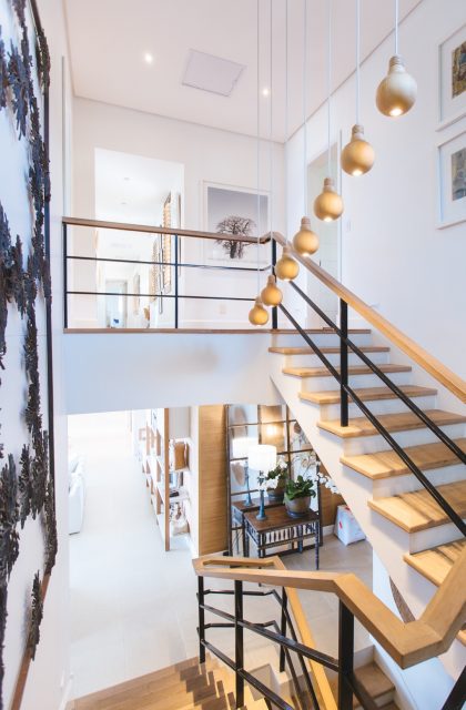 Symbolbild - offenes Treppenhaus aus Holz mit modernen Akzenten